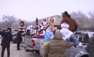 Новогодний караван: жителей Актобе поздравляют Деды Морозы, Снегурки и сказочные персонажи