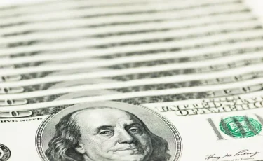 Падает без оглядки: что происходит с курсом доллара в Казахстане