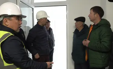 Алматыда комиссия мүшелері мектептердің бірінде жүріп жатқан жөндеу жұмысын тексерді