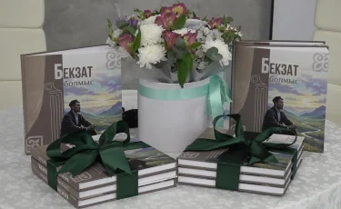 Бекзат болмыс: Алматыда актер Бекжан Тұрыс туралы кітап жарық көрді