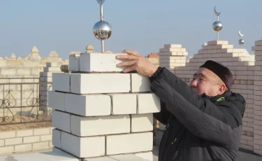 Моланың күміс айшықтарын жұлып тастаған: Атырауда үш оқушыны ұсталды