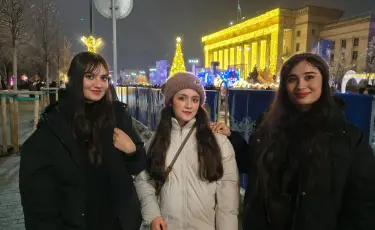 Афганские студентки остались в восторге от новогоднего концерта в Алматы