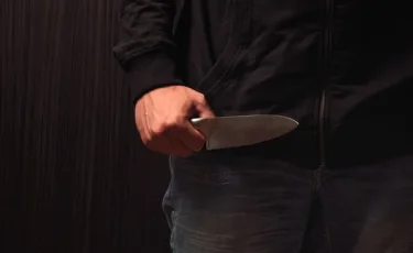 Весь в крови и с ножом: в Усть-Каменогорске мужчина напугал прохожих