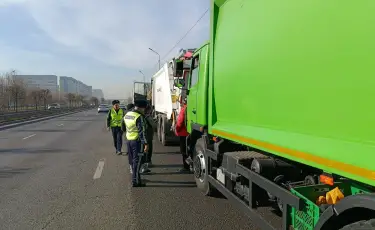 В Алматы усилили контроль за спецтранспортом по вывозу мусора
