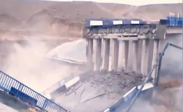 Келес өзенінің үстінен өтетін көпір опырылып түсті