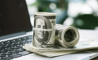 Почти в нокауте: что происходит с долларом в Казахстане