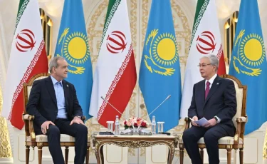 Касым-Жомарт Токаев и Масуд Пезешкиан провели встречу в узком составе