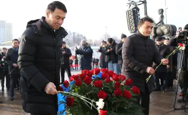 Аким Алматы возложил цветы к монументу «Тәуелсіздік»