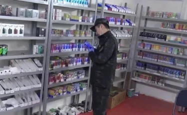 Четверо подозреваемых арестованы за онлайн-продажу вейпов школьникам