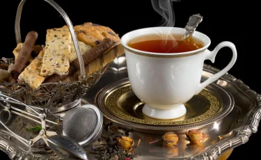 Утренний чай: зачем класть ложку в чашку, когда наливаешь кипяток