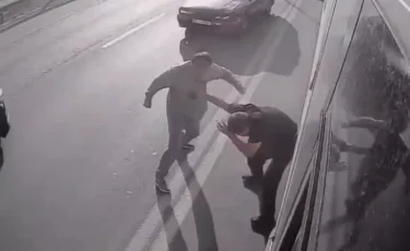 Рассёк голову и бровь: неизвестный напал с кулаками на водителя автобуса прямо на дороге