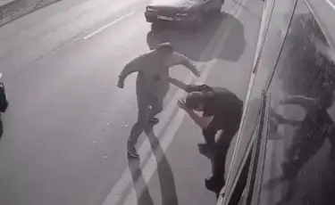 Рассёк голову и бровь: неизвестный напал с кулаками на водителя автобуса прямо на дороге