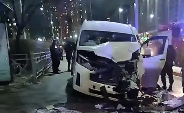 Потерял управление: в Астане минивэн столкнулся с автобусом – погиб один из водителей