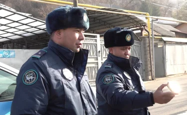 В Алматы участковые инспекторы проводят массовые обходы домов и квартир