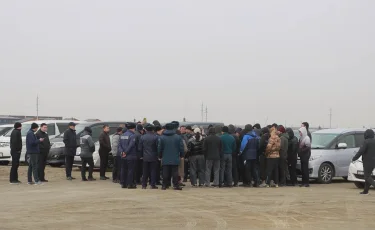 Шетелдік көліктерді тізгіндеген жүргізушілер жолда кедергі жасамауды сұрайды
