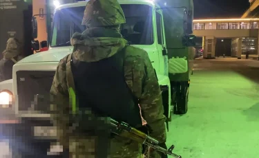 Кәсіпкерді пышақтап, қашып кеткен күдікті Ресейден елге жеткізілді