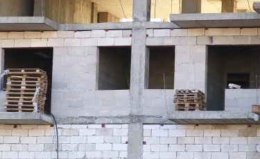 Маңғыстауда құрылысшы алтыншы қабаттан лифт шахтасына құлап кеткен