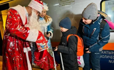 В казахстанских поездах Дед Мороз и Снегурочка поздравляют пассажиров с Новым годом