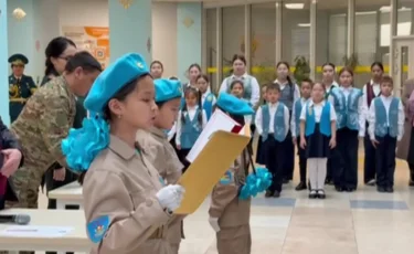 Ерлік сыныбы: Алматыдағы мектептердің бірінде жас сарбаздар ант қабылдады