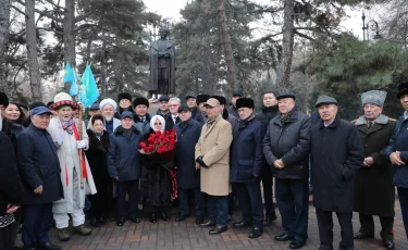 Алматыда Бауыржан Момышұлының ескерткішіне гүл қойылды