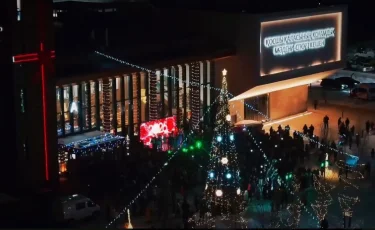 В одном из городов Казахстана впервые зажглась новогодняя ёлка