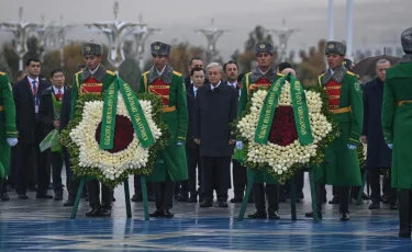 Глава государства возложил венок к Монументу Нейтралитета