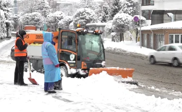 Снегопад в Алматы: коммунальщики продолжают очищать улицы мегаполиса