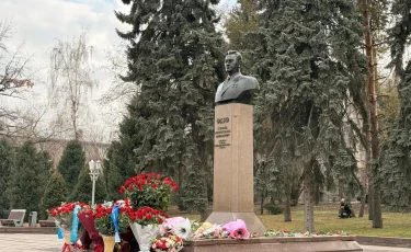 Алматыда Дінмұхамед Қонаевтың ескерткішіне гүл қою рәсімі өтті