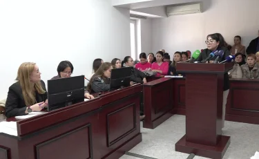 96 адам жәбірленуші деп танылды: Алматыда балалар продюсеріне қатысты істің алғашқы отырысы өтті