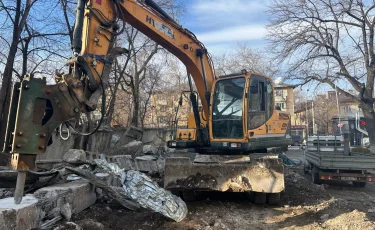 В Алматы снесли недостроенное здание в центральной части города