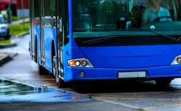 Все из-за рюкзака: в Караганде пассажир выпал из автобуса