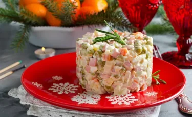 Не доедайте салаты после праздников: о последствиях рассказала врач