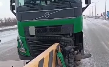 Рөлде ұйықтап қалды: жүк көлігі тасжолдағы қоршауға соқтығысты (видео)