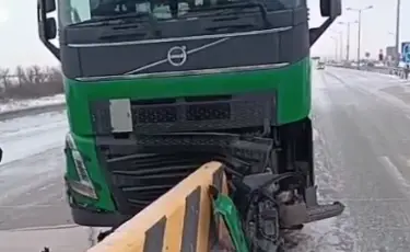Уснул за рулем: грузовик врезался в ограждение на трассе (видео)
