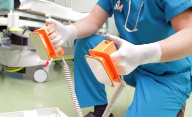 Медпункты во всех школах страны оснастят дефибрилляторами