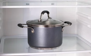 Как повлияет на работу холодильника горячая кастрюля с едой - эксперт