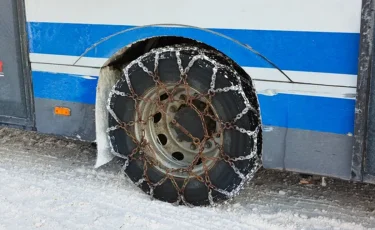 Ақтөбе облысында автобус бұзылып, 50-ге жуық жолаушы аязда қалған