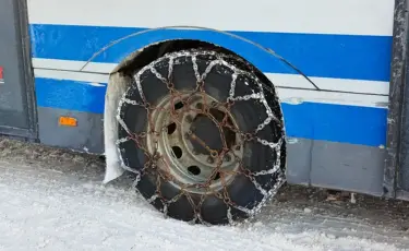 Ақтөбе облысында автобус бұзылып, 50-ге жуық жолаушы аязда қалған