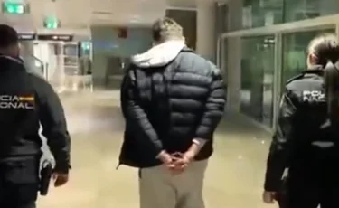 Более трех лет в розыске: из Испании экстрадирован бывший таможенник (видео)