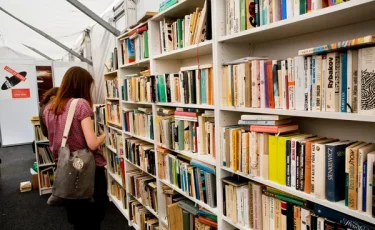 От классики до детских иллюстраций: в Алматы открылась выставка книг 2025 года