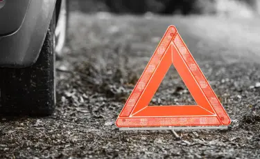 Как в кино: внедорожник без водителя врезался в авто и многоэтажку (видео)