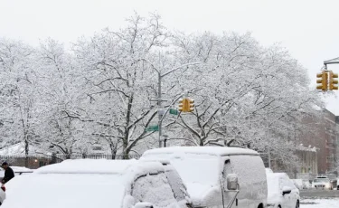 США накрыла «буря столетия»: зимний шторм парализовал страну
