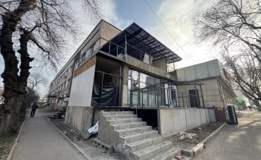 В Алматы снесли очередную незаконную пристройку к многоквартирному жилому дому