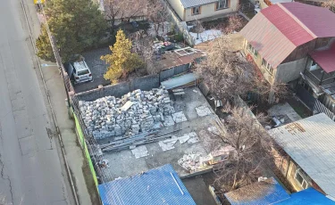 В Алматы снесли очередной незаконный объект