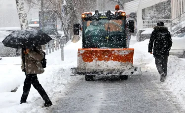 Алматыда қалың қардан кейін көшелер тәулік бойы тазаланып жатыр