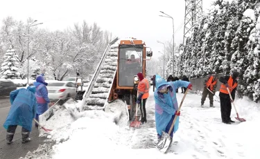Мороз и снегопад: в Алматы коммунальщики перешли на усиленный режим работы