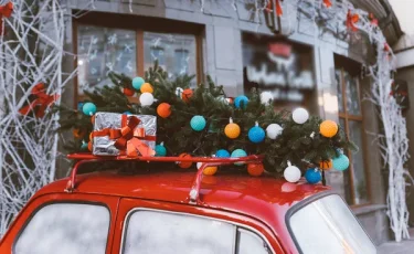 Такси, которое дарит улыбки: водитель украсила свой автомобиль игрушками для пассажиров