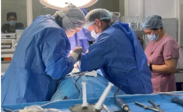 В Алматы успешно проведена операция пациенту с метастатическим поражением позвоночника