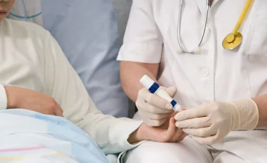 В 2026 году в Казахстане повысят зарплаты медикам и усилят их правовую защиту