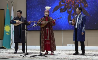 Алматыда қарттарға әншілер тосынсый жасады